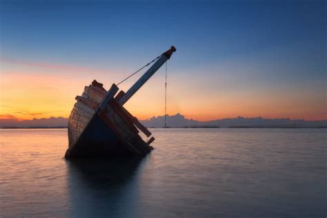  How Personal Experiences Shape the Significance of Dreams Involving a Sinking Vehicle 