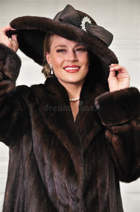  Mastering the Elegance: Exploring the Art of Adorning with a Luxurious Fur Hat 