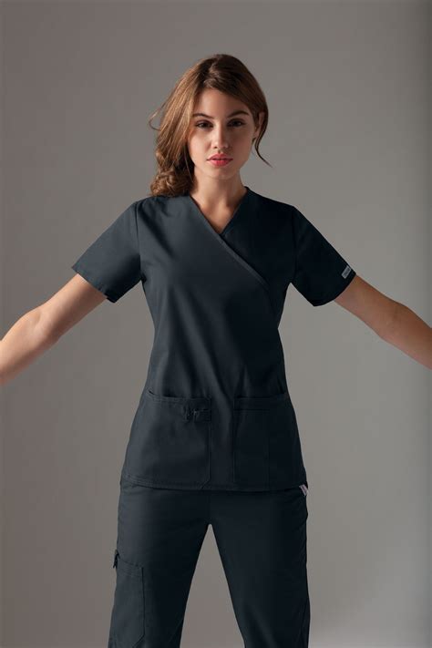 Creative Yet Professional: Incorporating Fashion Trends into Medical Scrubs