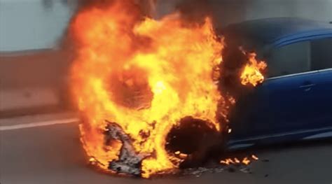Dreams of a Car Engulfed in Flames: Symbolic Meaning and Significance
