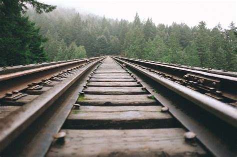 Exploring Lessons for Personal Growth Through Dreams of Fractured Railway Lines