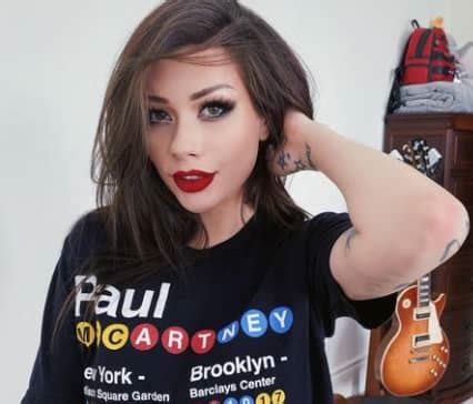 Exploring Vera Bambi's Age, Height, Figure, and Fashion Style