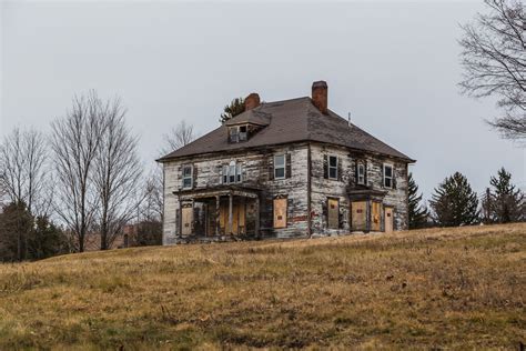 Exploring the Psychological Interpretations of Dreams Featuring Decaying Houses