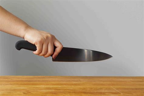 Seeking Professional Assistance: When Dreams of Knife Cutting Become Troubling