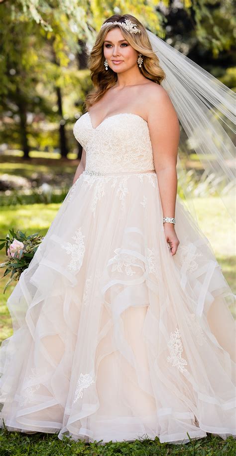 Shopping for Plus Size Brides: Discovering the Perfect Wedding Dress to Complement Your Body Shape