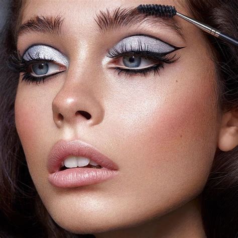 Statement Eyes: Tips for a Striking White Eyeshadow Look