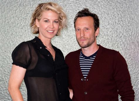 Unraveling Jenna Elfman's Personal Life and Relationships