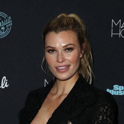 Unveiling Samantha Hoopes' Height and Figure