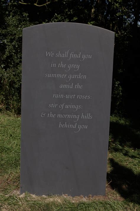 Unveiling the Profound Messages: Dreams of Paying a Visit to a Tombstone